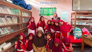 Siswa UPT SD Negeri 4 Arawa bersama mahasiswa KKN Tematik Inovasi Desa Universitas Hasanuddin berfoto di Pojok Bahasa Arab Interaktif, inovasi literasi yang mengintegrasikan pojok baca, media visual, dan teknologi digital untuk menumbuhkan minat baca serta memperkenalkan kosakata Bahasa Arab sejak dini. (Foto: Dok. Pribadi).